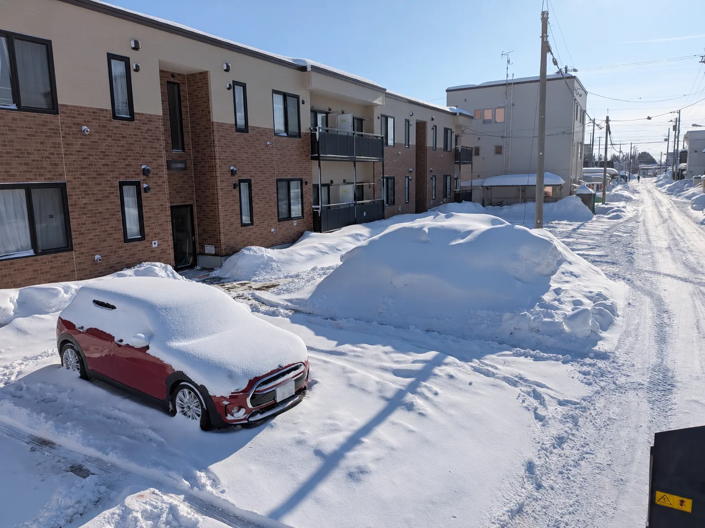 駐車場まわりの除雪・排雪作業前の様子