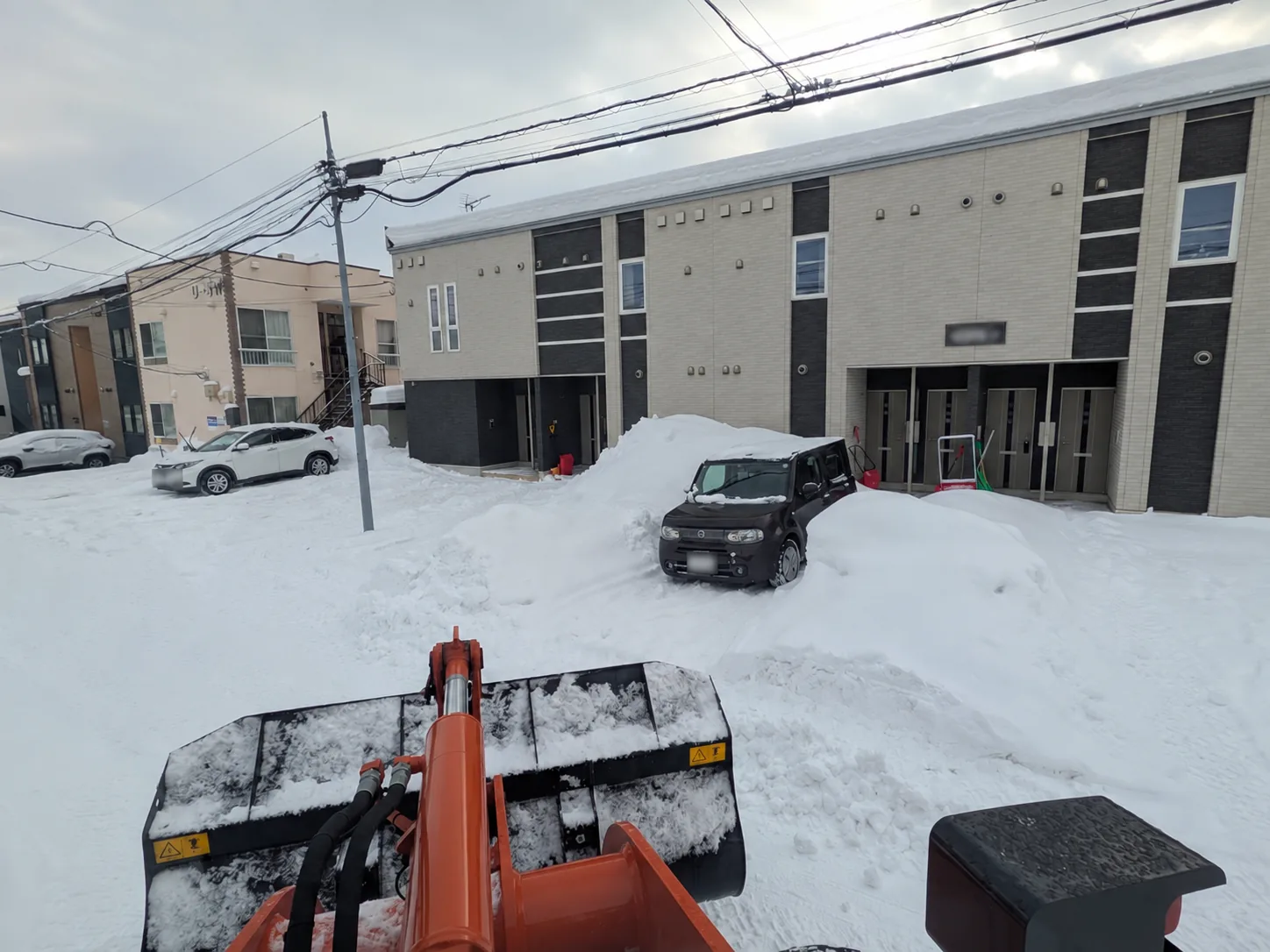 アパート敷地内の除雪・排雪作業前の様子