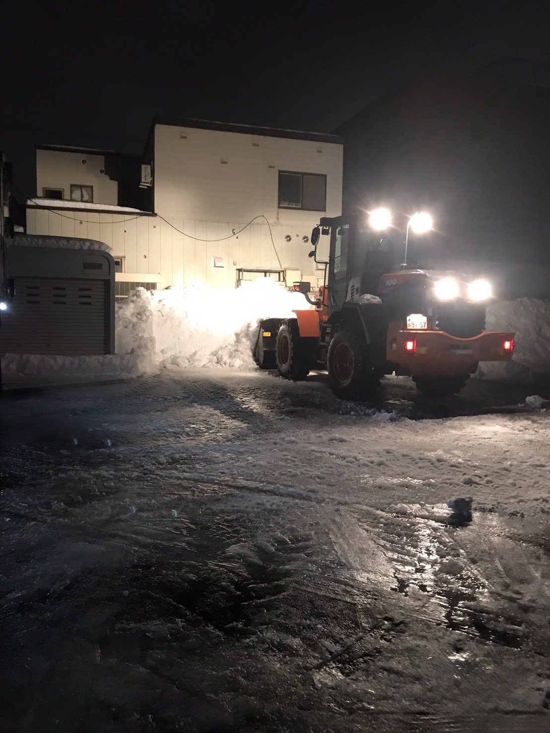企業や事業所の敷地で行う重機除雪