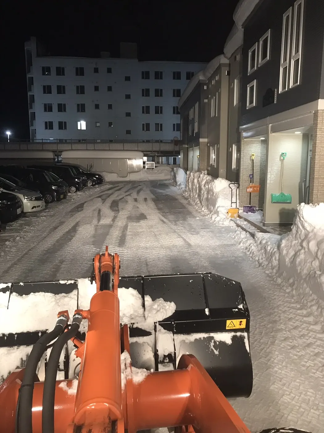 アパート・マンションの駐車場で行う重機除雪