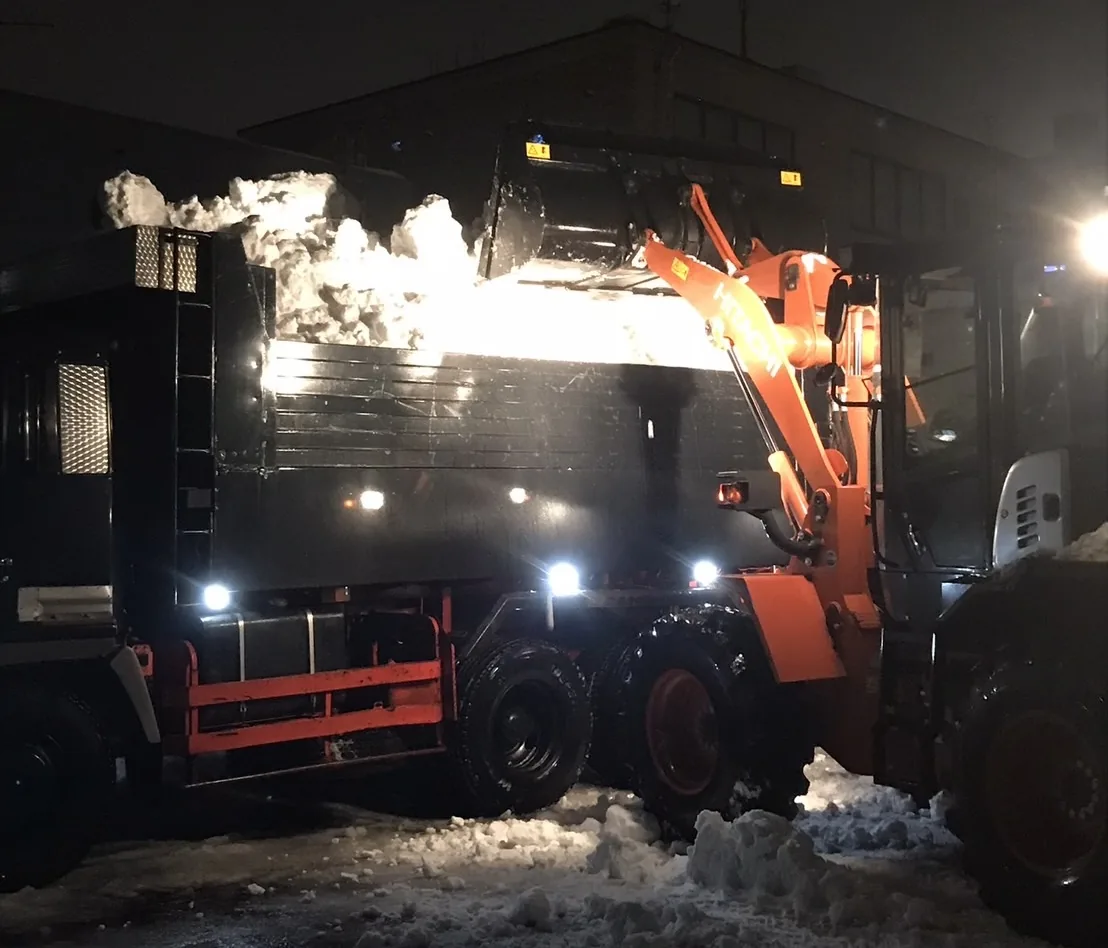 戸建て住宅にたまった雪の排雪