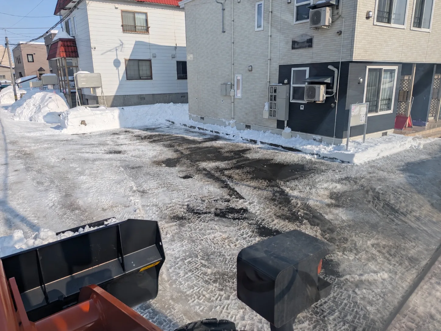 除雪作業後の駐車場と住宅まわりの様子